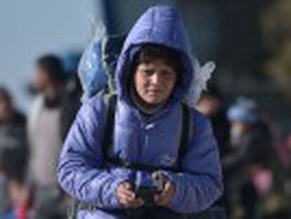 ONGs na Grécia entregam telefones celulares para tentar proteger, à distância, os milhares de menores que cruzam para os Bálcãs