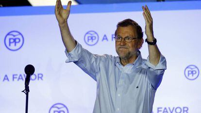 Mariano Rajoy saúda partidários após a contagem dos votos.
