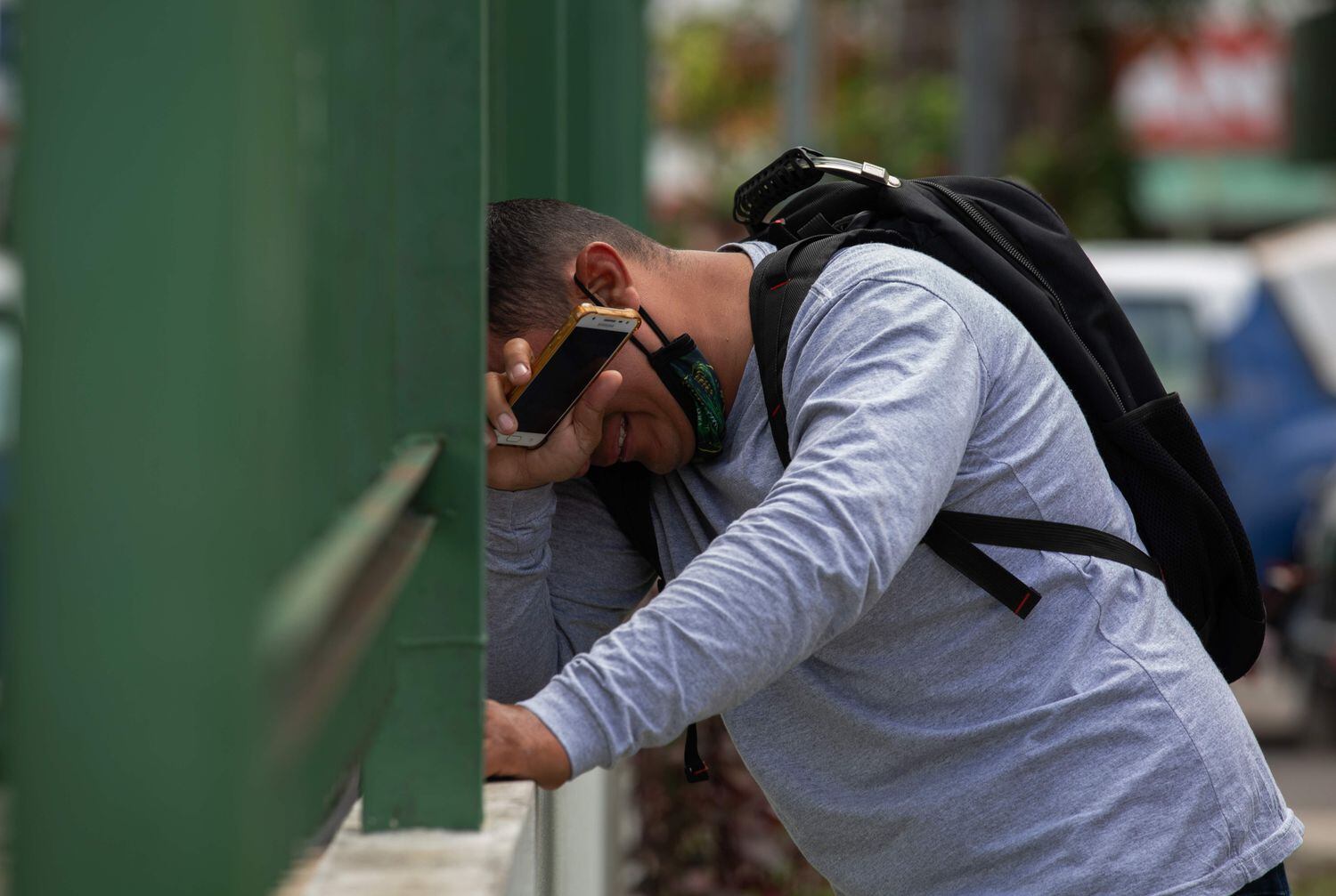 Homem chora do lado de fora da hospital 28 de Agosto, em Manaus, em meio ao segundo colapso da cidade na pandemia. Falta de oxigênio obriga transferência de pacientes para outros Estados.