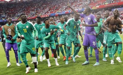 Jogadores de Senegal celebram vitória contra a Polônia.