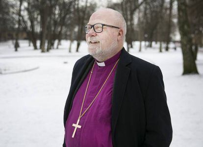 O bispo de Bog, Atle Sommerfeldt, em um parque de Oslo