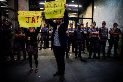 Duas pessoas protestam pedem a cassação de Temer, em 6 de junho.