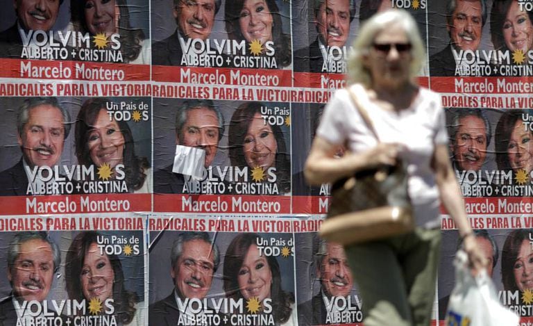 Cartazes de propaganda eleitoral em uma rua de Buenos Aires. / REUTERS