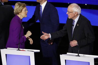 A senadora democrata Elizabeth Warren e o senador Bernie Sanders saúdam-se no debate.