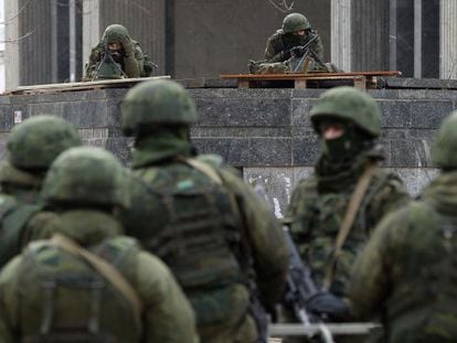 Soldados sem identificação no parlamento da Crimeia.