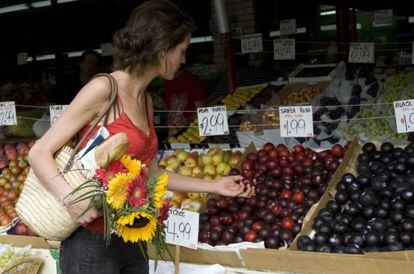 Uma mulher compra no mercado Jean-Talon, em Montreal