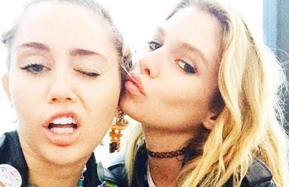 Miley Cyrus e Stella Maxwell, em um 'selfie' publicado no perfil de Instagram da cantora.