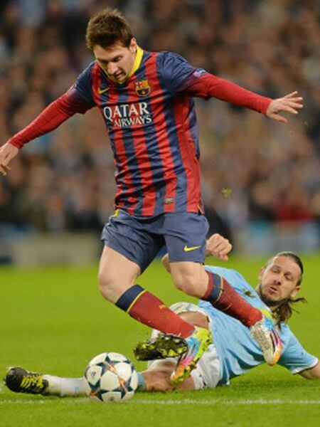 Demichelis derruba Messi.