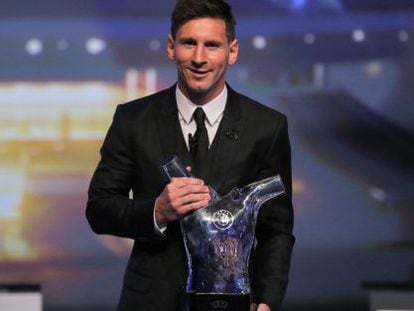 Lionel Messi recolhe o troféu da UEFA.