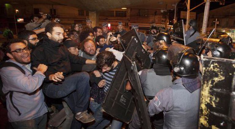 Confronto entre trabalhadores do metro e policiais na estação Ana Rosa.