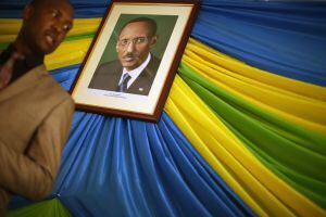 O diretor da prisão de Nyanza observa o retrato do presidente Paul Kagame.
