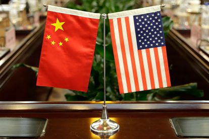 As bandeiras dos EUA e da China em uma mesa no Ministério da Agricultura chinês, durante um encontro entre os Governos, em 2017.