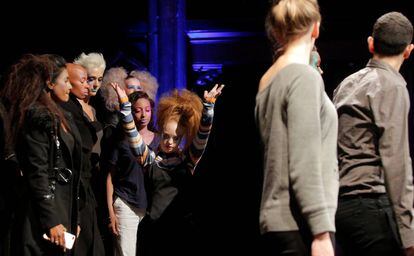 Madeline Stuart, entre os modelos do desfile da sua marca.