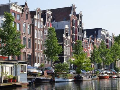 Casas em Amsterdã junto a um canal.