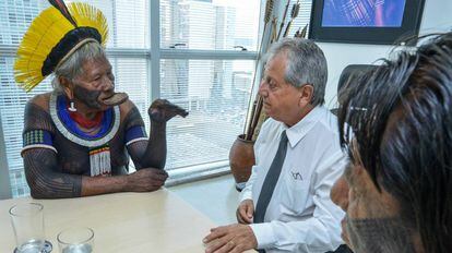 Costa, ao centro, em reunião com líderes indígenas.