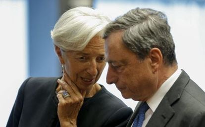 Draghi com Lagarde em uma reunião do Eurogrupo.