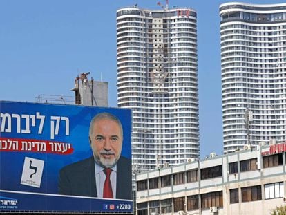 Cartaz eleitoral de Avigdor Lieberman nas ruas de Tel Aviv.
