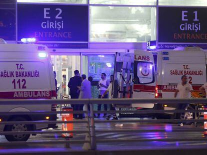 Ambulância chega ao aeroporto turco.