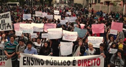 Estudantes protestam contra reforma do ensino.