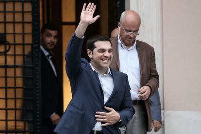 O primeiro-ministro grego Alexis Tsipras deixa seu gabinete em Atenas.