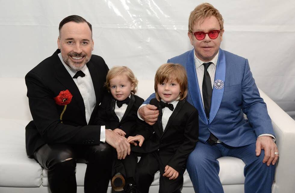 Elton John e David Furnish, com seus filhos Elijah e Zachary, em uma imagem de 2015.