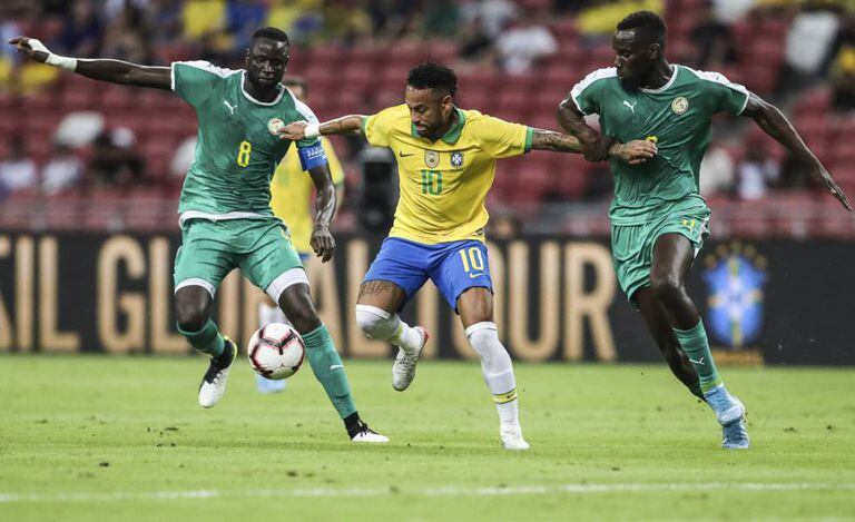 Neymar preso no meio da marcação de Kouyate e Sarr.