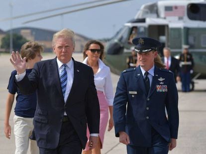 O presidente Donald Trump, sua esposa, Melania, e seu filho Barron com um dos pilotos do Air Force One.