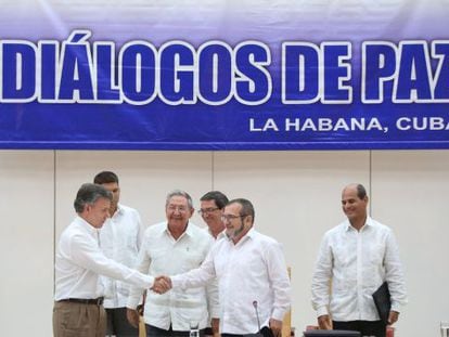 Santos e Timochenko se cumprimentam em Havana.