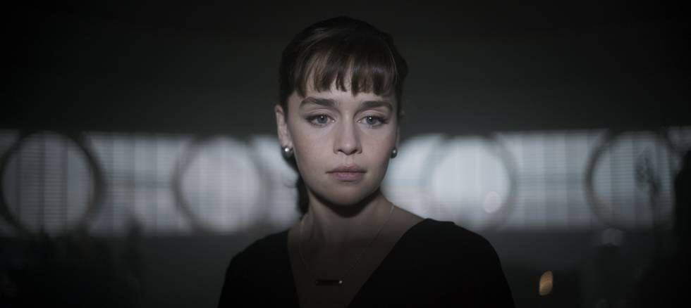 Emilia Clarke, como Qi’ra, em uma cena do filme