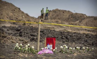 Flores depositadas junto aos restos do avião acidentado perto de Bishoftu.