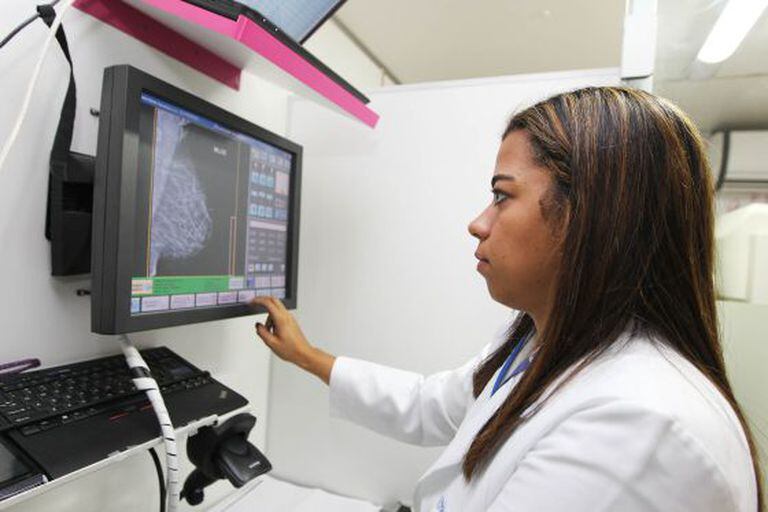 20% das latinas tem uma variante genética que reduz o risco de sofrer câncer de mama em 40%.