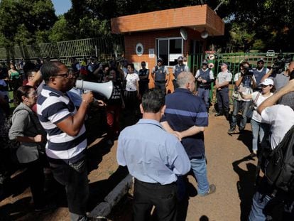 Apoiadores do presidente Nicolás Maduro do lado de fora da Embaixada em Brasília.