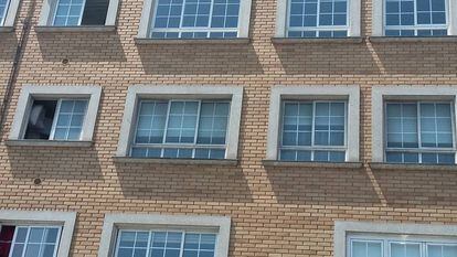 As quatro janelas centrais do Edifício de Culleredo são do apartamento de Rosário.