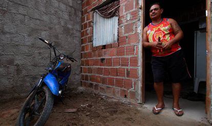 O pintor industrial Ubiray de Carvalho Santos na casa onde vive, no Areal.