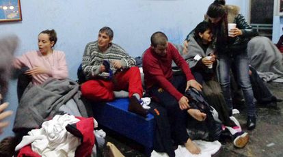 Vários sobreviventes na ilha de Kalymnos depois de serem resgatados (Grécia)