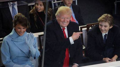 Barron Trump com os pais, Donald e Melania Trump.