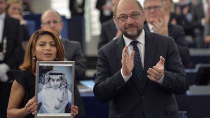 Ensaf Haidar exibe a foto de seu marido, Raif Badawi, ao lado do presidente da Parlamento Europeu, Martin Schulz.