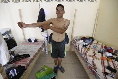 Um cidadão venezuelano no refúgio Lar de Cristo, em Guaiaquil.