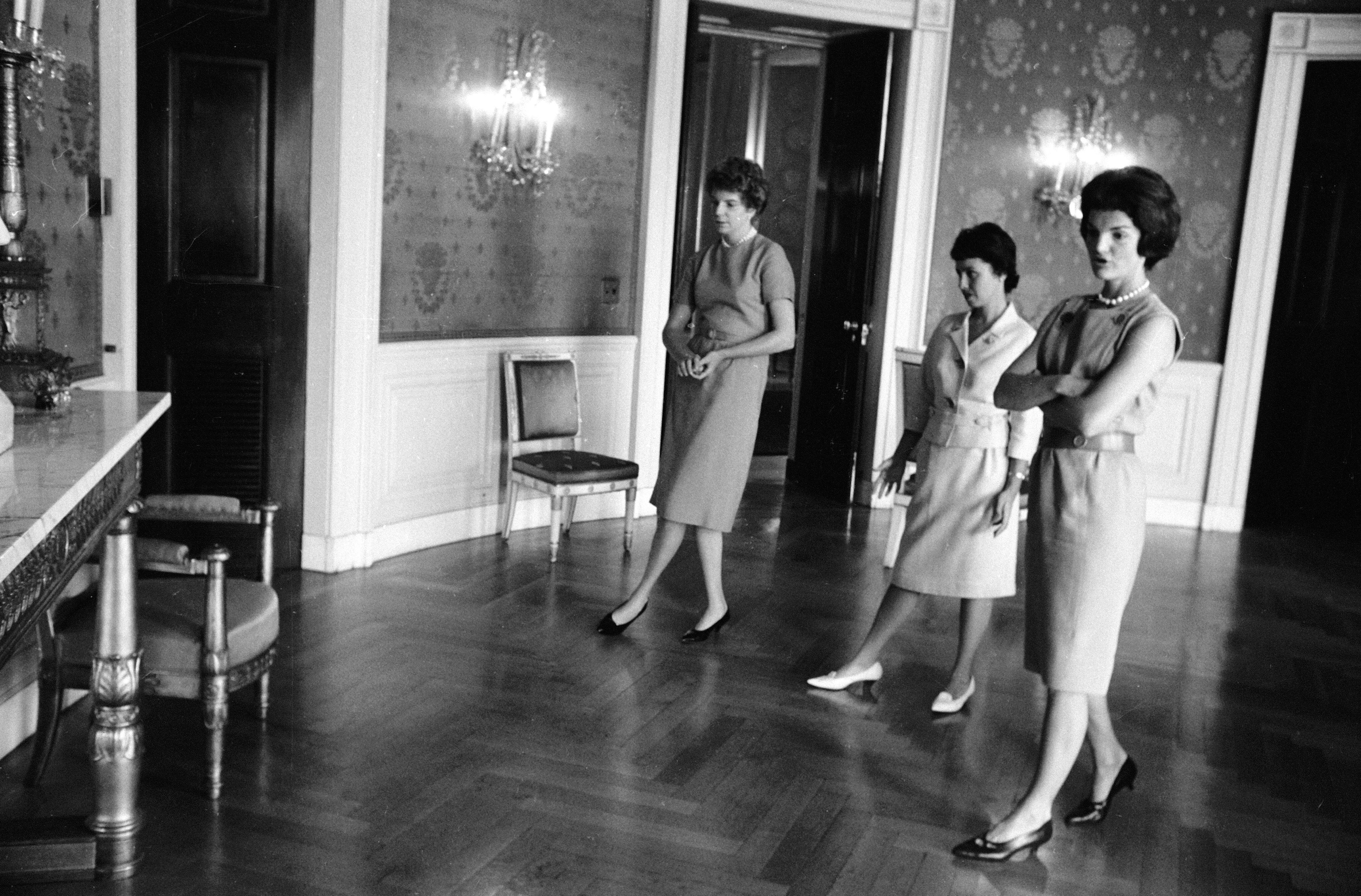 A secretária da Comissão de Belas Artes Janet Felton (esquerda) e a comissária da Casa Branca Lorraine Pearce (centro) examinam com Jackie Kennedy a Sala Azul em 1961. |