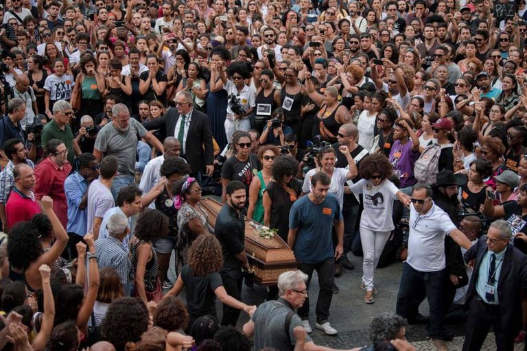Multidão acompanha chegada dos corpos de Marielle Franco e Anderson Gomes na Câmara do Rio. Caixão da vereadora foi carregado também por Marcelo Freixo (primeiro à dir.) de quem ela foi assessora.