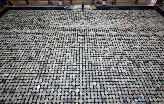 Foto da instalação 'Stools' ('banquetas'), do artista chinês Ai Weiwei, que faz parte da exposição 'Evidence' em Berlim.