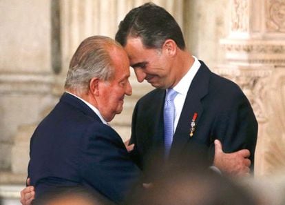 O rei Juan Carlos I e seu filho Felipe VI no ato de abdicação em 18 de junho de 2014.