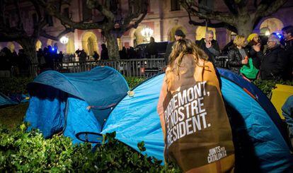 Manifestantes independentistas acampam em protesto na frente do Parlamento regional da Catalunha.
