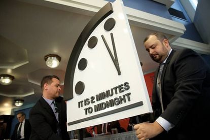 O simbólico Relógio do Apocalipse marcando dois minutos para a meia-noite.