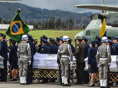 Militares colombianos preparam a partida de caix&otilde;es das v&iacute;timas ao Brasil.