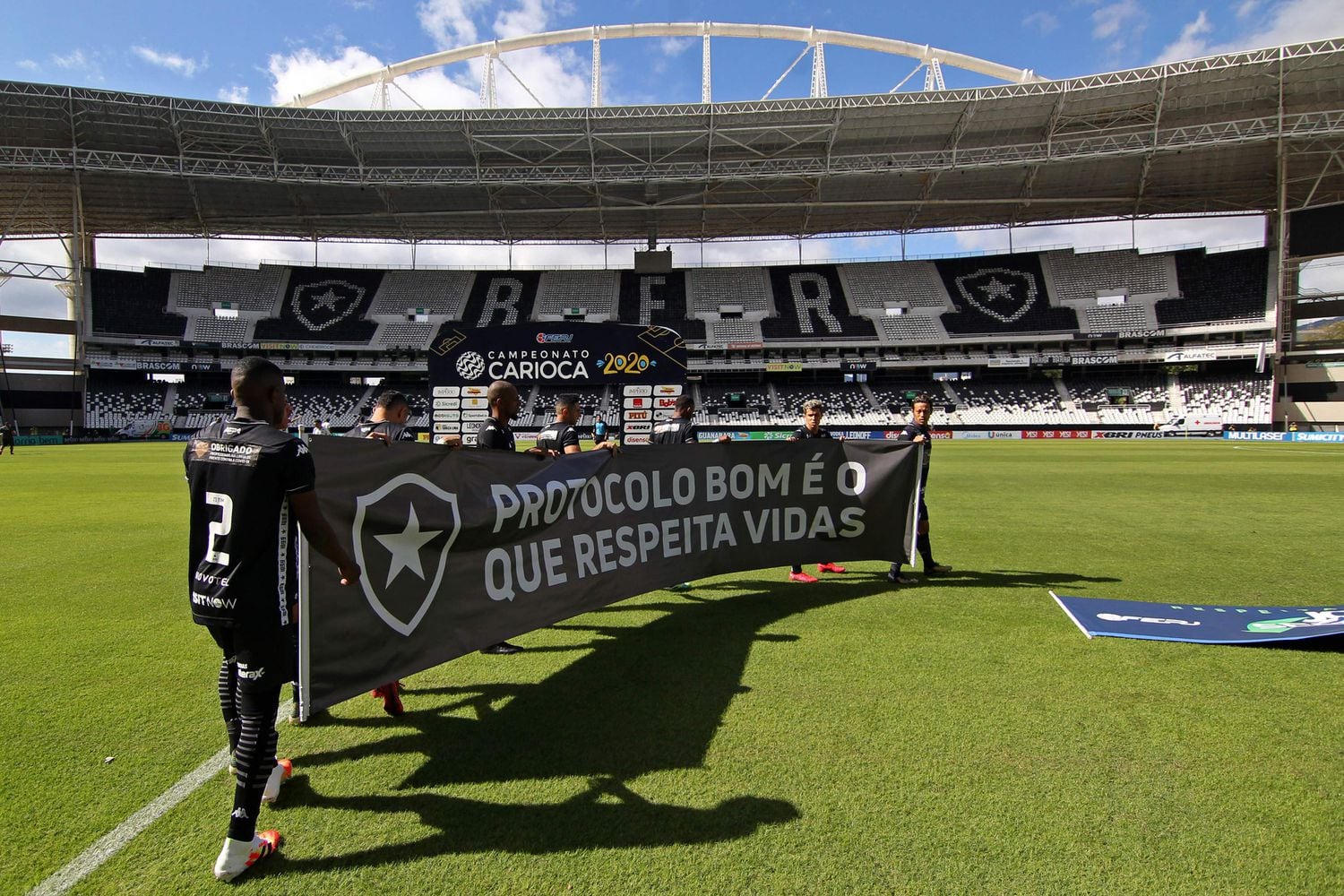 Jogadores do Botafogo protestam contra a volta do futebol no Rio de Janeiro.