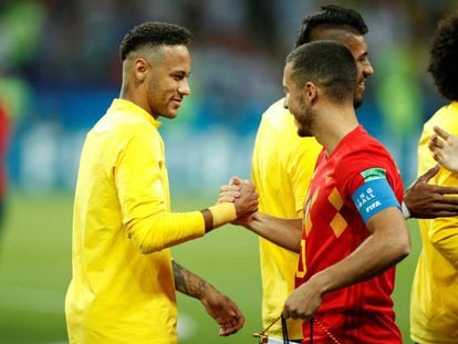 Neymar e Hazard se cumprimentam antes da partida de quartas de final da Copa entre Brasil e Bélgica.