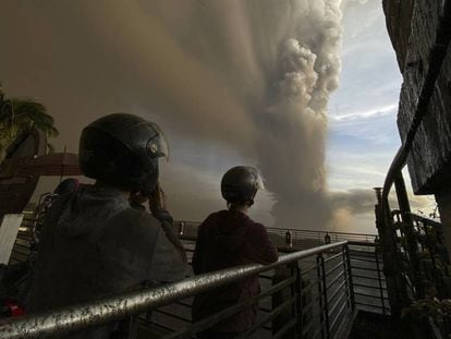 A coluna de fumaça do vulcão Taal, próximo de Manila, capital das Filipinas.