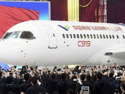 O avião comercial chinês C919, apresentado hoje em Xangai.