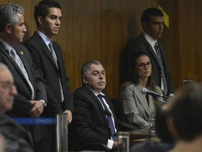 O ex-diretor da Petrobras Paulo Roberto Costa na CPI da Petrobras, em setembro de 2014, ao lado sua advogada à época, Beatriz Catta Preta.